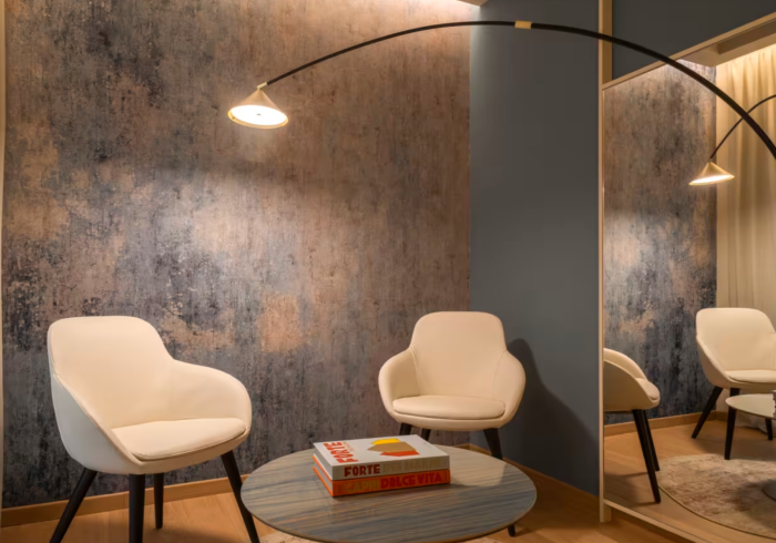 
                                    Boutique hotel odrážející se v jezeře Garda
                